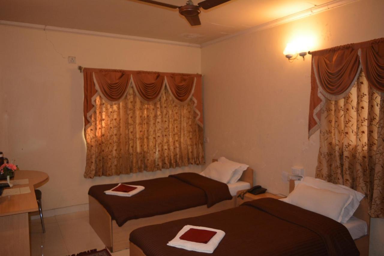 Hotel Poonam Exterior foto