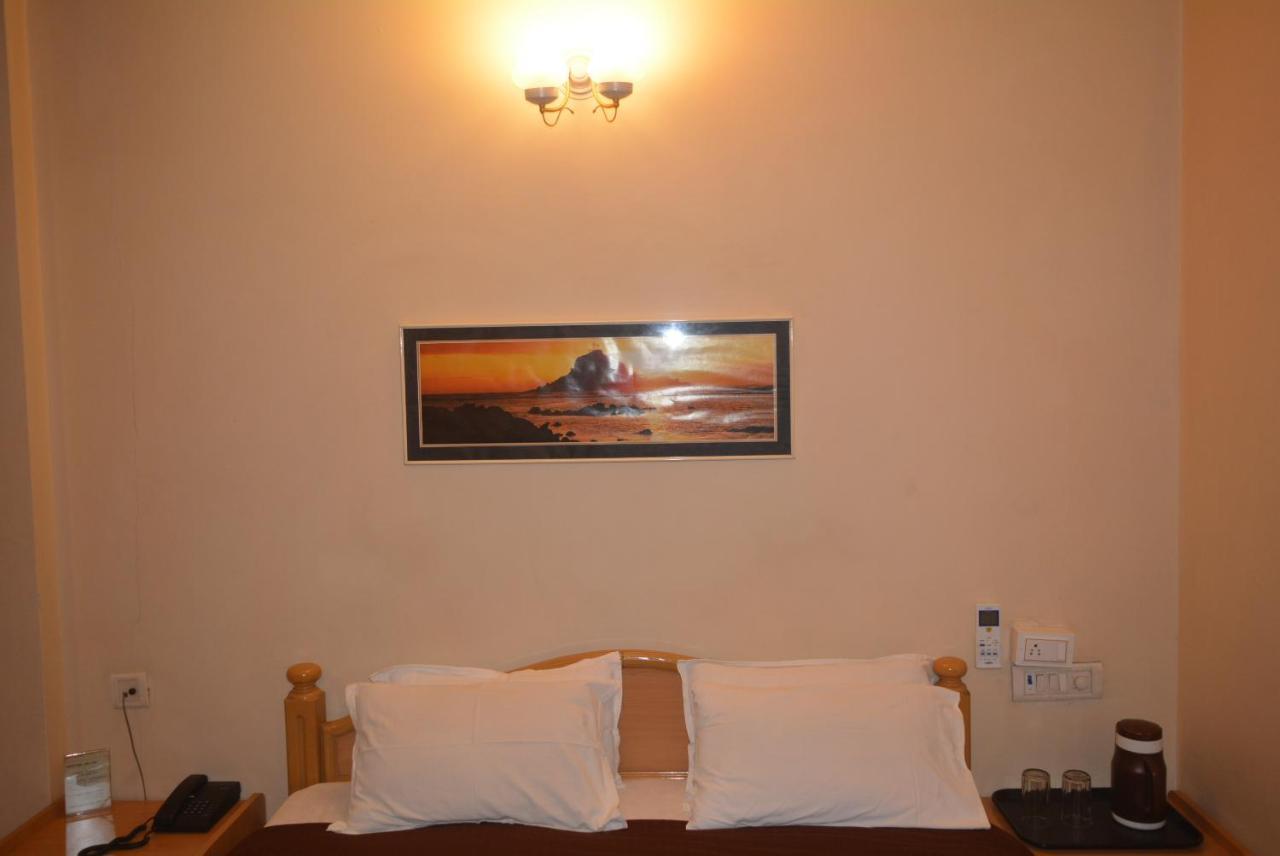 Hotel Poonam Exterior foto