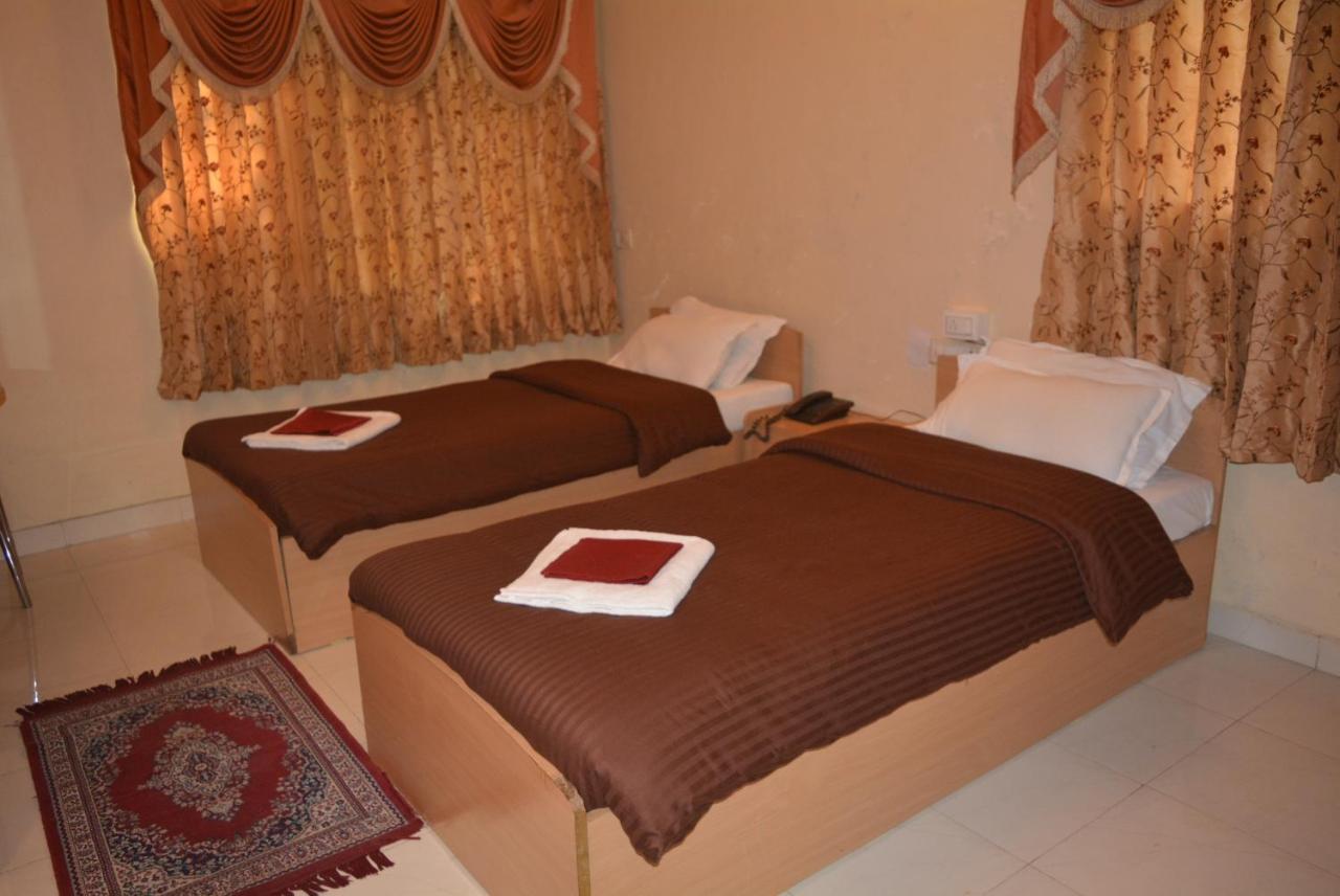 Hotel Poonam Exterior foto