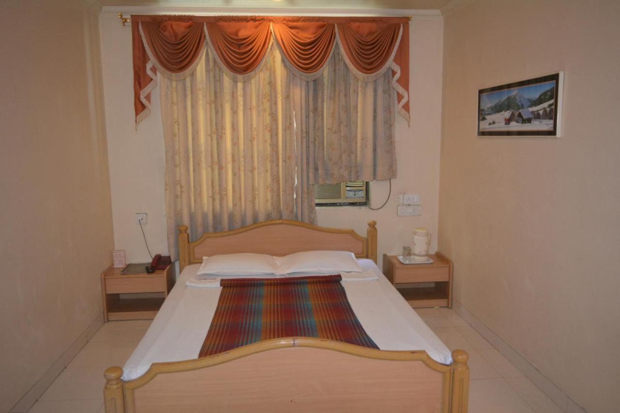 Hotel Poonam Exterior foto